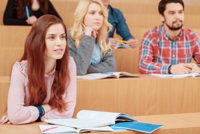 Etudiante suivant un cours à l'université © zinkevych - stock.adobe.com